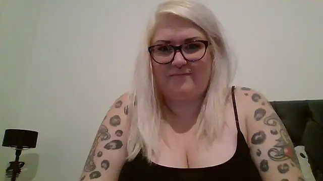 Snapshot of Sizzling_Indie36 chatting on 03/19/25, 10:09 Sizzling Indie36 online show from 03/19/25, 10:09