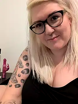 Snapshot of Sizzling_Indie36 chatting on 03/22/25, 02:59 Sizzling Indie36 online show from 03/22/25, 02:59