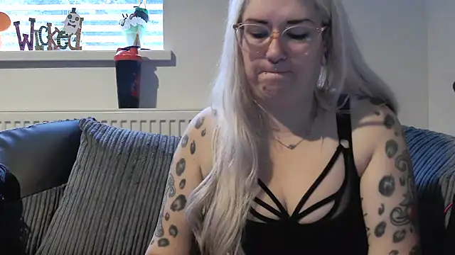 Snapshot of Sizzling_Indie36 chatting on 10/17/25, 08:06 Sizzling Indie36 online show from 10/17/25, 08:06