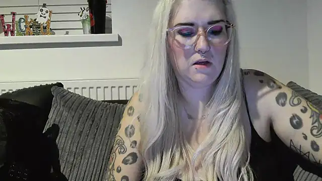 Snapshot of Sizzling_Indie36 chatting on 10/17/25, 08:11 Sizzling Indie36 online show from 10/17/25, 08:11