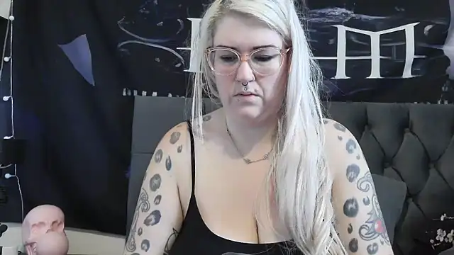 Snapshot of Sizzling_Indie36 chatting on 10/18/25, 10:05 Sizzling Indie36 online show from 10/18/25, 10:05