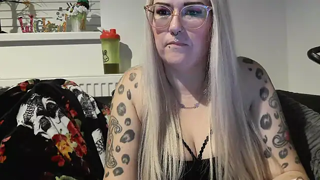 Snapshot of Sizzling_Indie36 chatting on 10/21/25, 08:31 Sizzling Indie36 online show from 10/21/25, 08:31