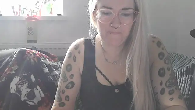 Snapshot of Sizzling_Indie36 chatting on 10/22/25, 12:16 Sizzling Indie36 online show from 10/22/25, 12:16