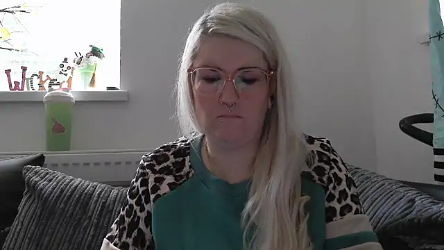 Snapshot of Sizzling_Indie36 chatting on 10/24/25, 08:33 Sizzling Indie36 online show from 10/24/25, 08:33