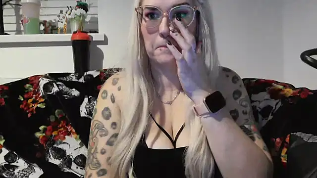 Snapshot of Sizzling_Indie36 chatting on 10/24/25, 09:00 Sizzling Indie36 online show from 10/24/25, 09:00