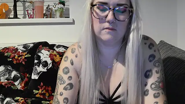 Snapshot of Sizzling_Indie36 chatting on 10/28/25, 01:20 Sizzling Indie36 online show from 10/28/25, 01:20