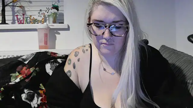 Snapshot of Sizzling_Indie36 chatting on 10/28/25, 07:27 Sizzling Indie36 online show from 10/28/25, 07:27