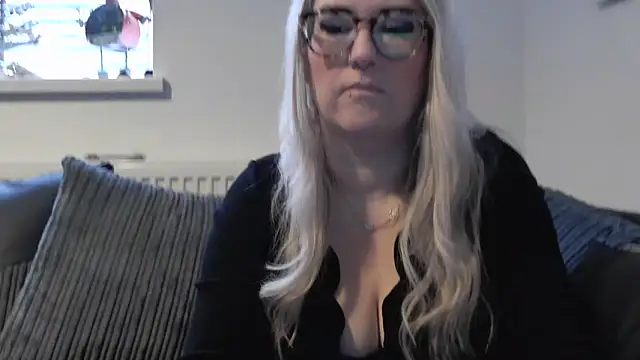 Snapshot of Sizzling_Indie36 chatting on 11/27/25, 10:50 Sizzling Indie36 online show from 11/27/25, 10:50