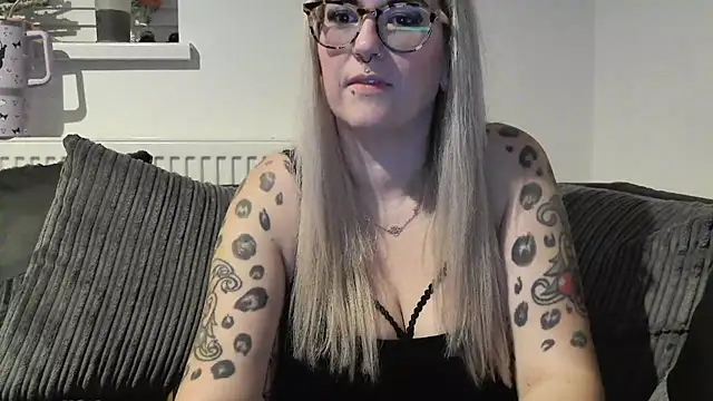 Snapshot of Sizzling_Indie36 chatting on 12/05/25, 06:59 Sizzling Indie36 online show from 12/05/25, 06:59