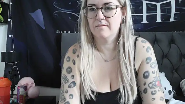 Snapshot of Sizzling_Indie36 chatting on 12/14/25, 12:10 Sizzling Indie36 online show from 12/14/25, 12:10