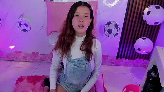 Snapshot of Sophie_joyy chatting on 06/18/26, 10:47 Sophie joyy online show from 06/18/26, 10:47