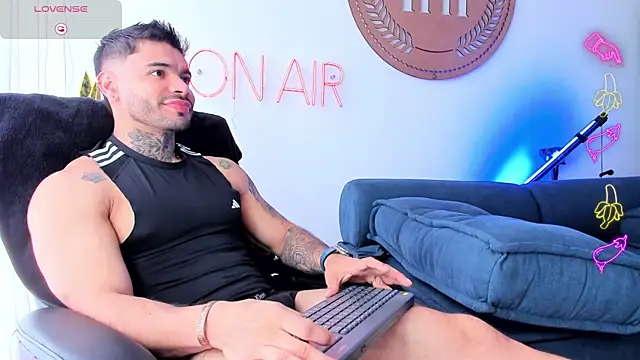 Snapshot of thiagoferrari2 chatting on 10/23/25, 05:01 thiagoferrari2 online show from 10/23/25, 05:01