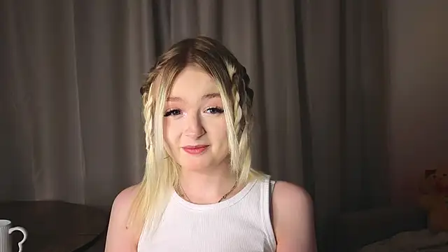 Snapshot of minigirl chatting on 02/05/26, 02:11 minigirl online show from 02/05/26, 02:11