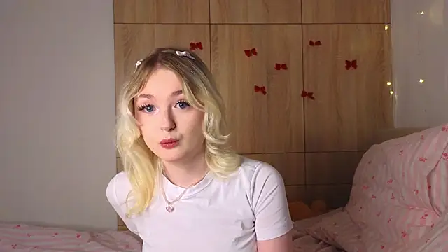 Snapshot of minigirl chatting on 02/18/26, 04:14 minigirl online show from 02/18/26, 04:14