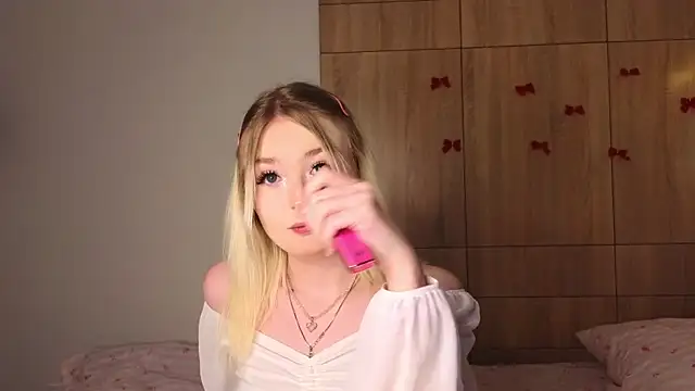 Snapshot of minigirl chatting on 03/01/26, 04:20 minigirl online show from 03/01/26, 04:20