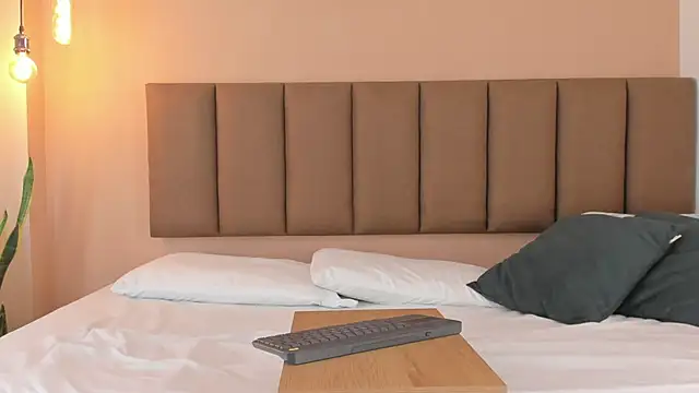 Snapshot of honeygray02 chatting on 10/24/25, 12:23 honeygray02 online show from 10/24/25, 12:23