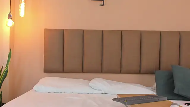 Snapshot of honeygray02 chatting on 10/31/25, 12:39 honeygray02 online show from 10/31/25, 12:39