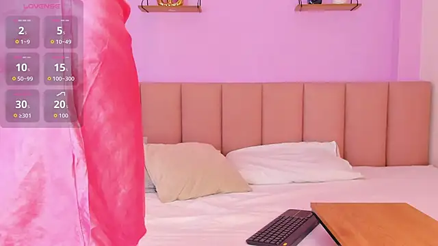 Snapshot of honeygray02 chatting on 11/08/25, 03:18 honeygray02 online show from 11/08/25, 03:18