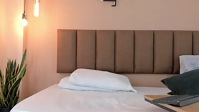 Snapshot of honeygray02 chatting on 11/27/25, 03:30 honeygray02 online show from 11/27/25, 03:30