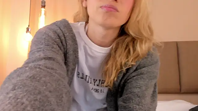 Snapshot of honeygray02 chatting on 12/04/25, 03:27 honeygray02 online show from 12/04/25, 03:27