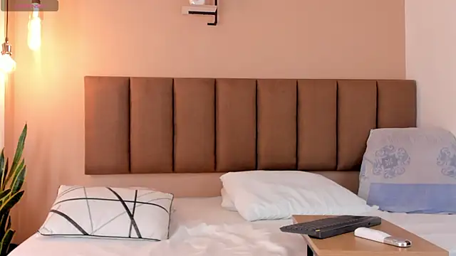 Snapshot of honeygray02 chatting on 12/19/25, 03:02 honeygray02 online show from 12/19/25, 03:02