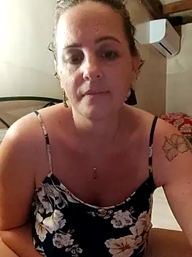 Snapshot of emiliemilf chatting on 04/26/26, 06:33 emiliemilf online show from 04/26/26, 06:33