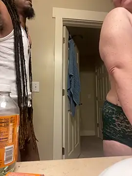 Snapshot of thegenie101 chatting on 11/08/25, 11:32 thegenie101 online show from 11/08/25, 11:32