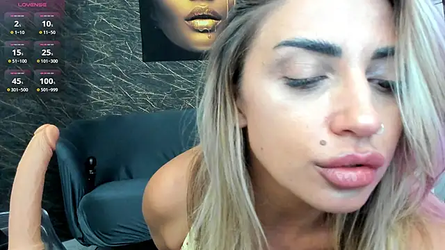 Snapshot of IzabelaTessa chatting on 10/01/25, 07:20 IzabelaTessa online show from 10/01/25, 07:20