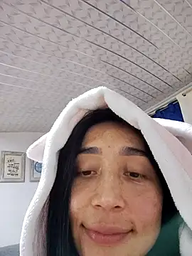 Snapshot of Elowyn chatting on 10/20/25, 02:45 Elowyn online show from 10/20/25, 02:45