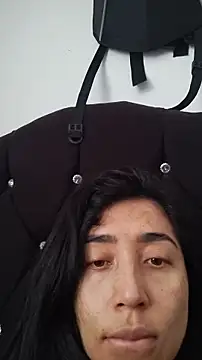 Snapshot of Elowyn chatting on 11/18/25, 01:04 Elowyn online show from 11/18/25, 01:04