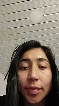 Snapshot of Elowyn chatting on 12/21/25, 10:17 Elowyn online show from 12/21/25, 10:17