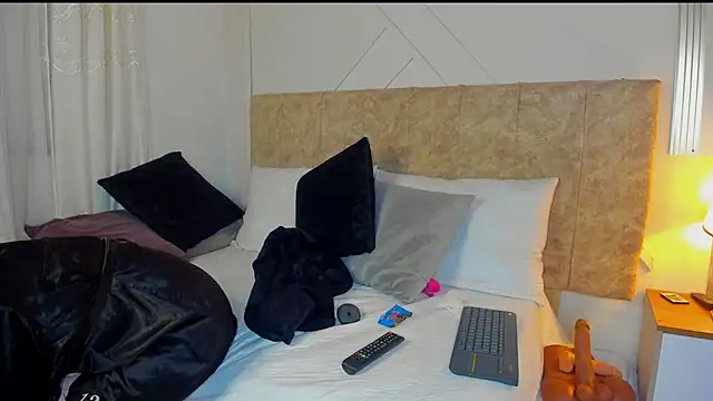 Snapshot of angelinarouse_ chatting on 12/17/25, 06:19 angelinarouse online show from 12/17/25, 06:19