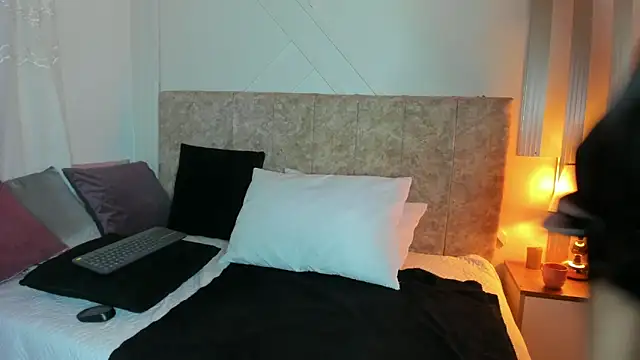 Snapshot of angelinarouse_ chatting on 01/14/26, 01:00 angelinarouse online show from 01/14/26, 01:00