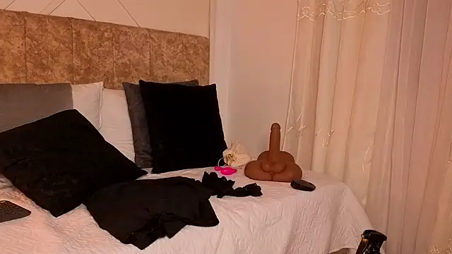 Snapshot of angelinarouse_ chatting on 02/12/26, 03:45 angelinarouse online show from 02/12/26, 03:45