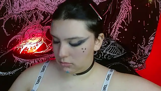 Snapshot of mikaskullcs chatting on 10/20/25, 12:11 mikaskullcs online show from 10/20/25, 12:11