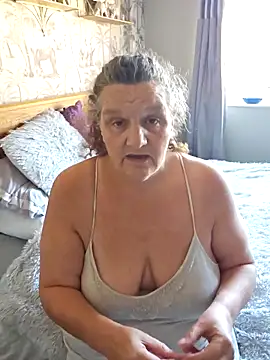 MissQueenBeex online show from 10/12/25, 12:15