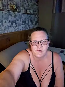 MissQueenBeex online show from 04/18/26, 07:51