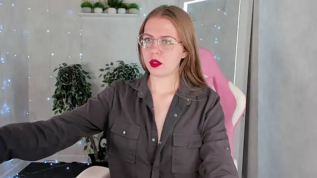 Snapshot of Joann_Shermann chatting on 11/25/25, 01:05 Joann Shermann online show from 11/25/25, 01:05