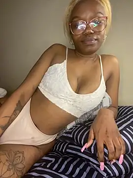 YummyMelanin117 online show from 10/01/25, 10:38