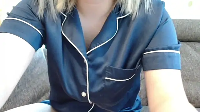 Snapshot of saratannn chatting on 10/15/25, 11:49 saratannn online show from 10/15/25, 11:49