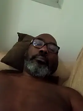 Snapshot of Bigmaumau54 chatting on 12/16/25, 12:37 Bigmaumau54 online show from 12/16/25, 12:37