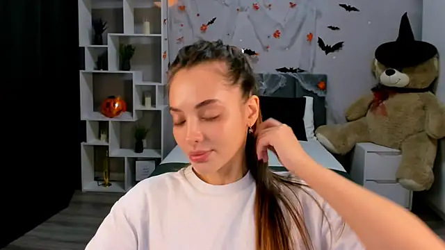 Snapshot of MelanieAlves chatting on 10/17/25, 07:44 MelanieAlves online show from 10/17/25, 07:44