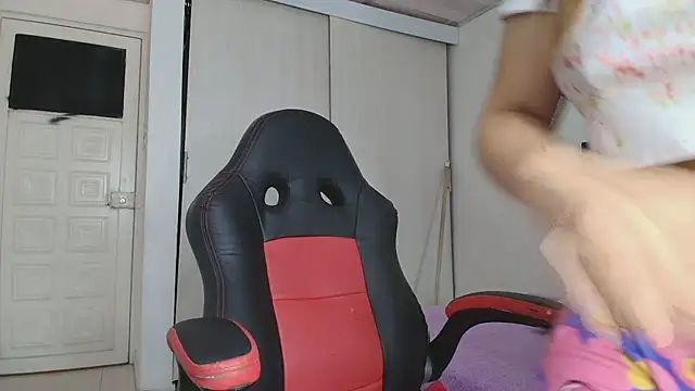 Snapshot of lovehotpink chatting on 11/05/25, 05:24 lovehotpink online show from 11/05/25, 05:24