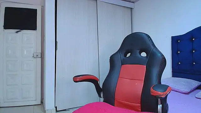 Snapshot of lovehotpink chatting on 11/08/25, 07:23 lovehotpink online show from 11/08/25, 07:23