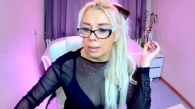 Snapshot of KatrinaCharm chatting on 11/21/25, 07:29 KatrinaCharm online show from 11/21/25, 07:29