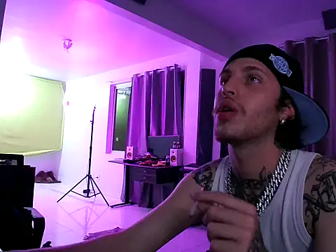 Snapshot of bigrosa21cm chatting on 10/31/25, 11:39 bigrosa21cm online show from 10/31/25, 11:39