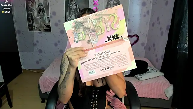 Medussa katt online show from 11/19/25, 08:42