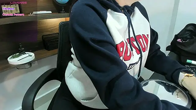 Snapshot of AlissaJoness chatting on 04/12/26, 11:48 AlissaJoness online show from 04/12/26, 11:48