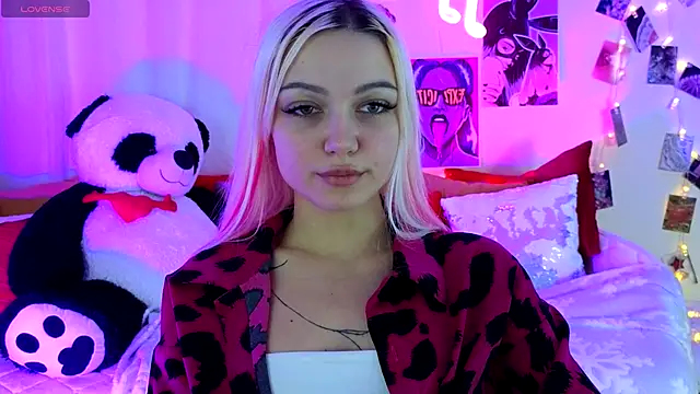 LinaLirian online show from 11/18/25, 02:43