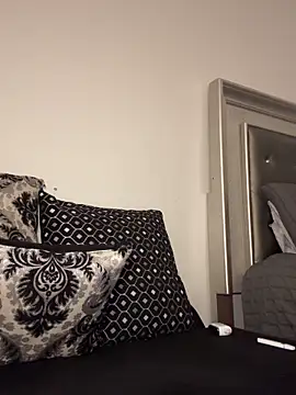 Snapshot of RoyalQueen2u chatting on 10/07/25, 01:36 RoyalQueen2u online show from 10/07/25, 01:36